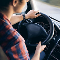 Sí, te pueden multar por conducir con chanclas, beber al volante o sacar el codo por la ventanilla del coche