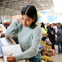 Falta gente para trabajar, pero sobran másteres. Las pymes miran cada vez más hacia la FP y el traspaso de negocios 