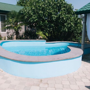 Las piscinas pequeñas son la tendencia que transforma cualquier patio: cinco ideas con mucho estilo que apenas ocupan espacio 