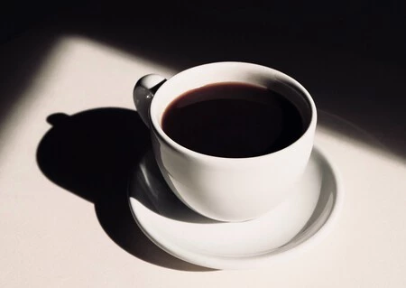 Expertos explican si una taza de café puede curar la famosa 'cruda'