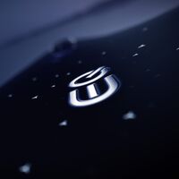 La lujosa berlina eléctrica Mercedes-Benz EQS estrenará una nueva y avanzada pantalla que ocupará todo el salpicadero 