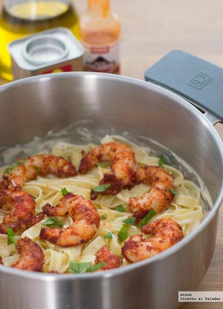 Receta de pasta con mayonesa picante y gambas al pimentón
