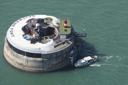 Una fortaleza en mitad del mar se convierte en hotel de lujo