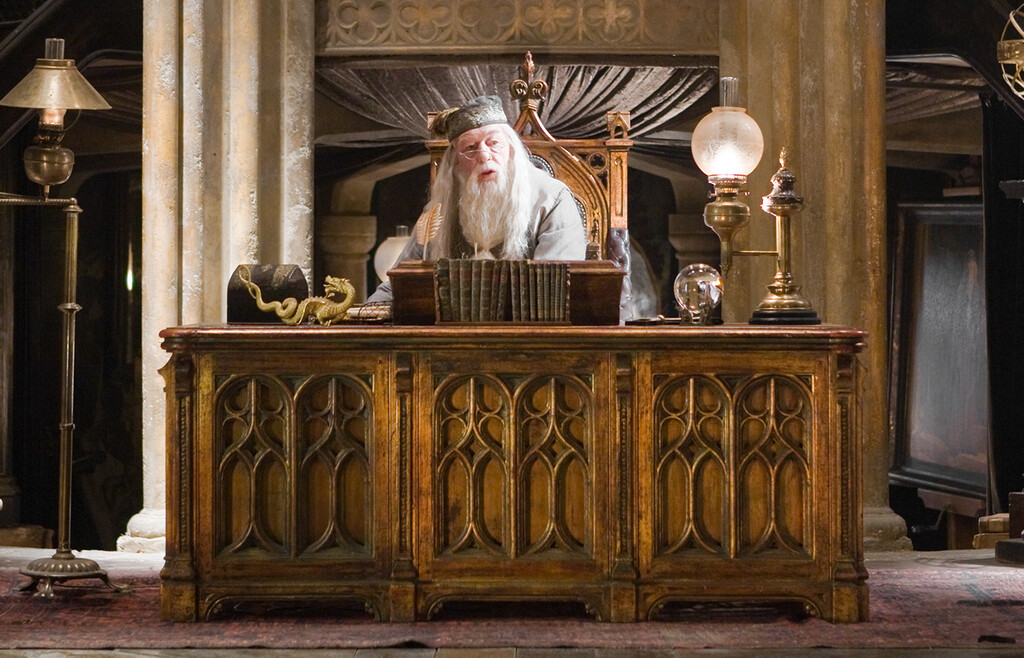 Aunque Dumbledore sepa mucho de magia y hechicería, su biblioteca en las películas de Harry Potter era una fachada repleta de números de teléfono 