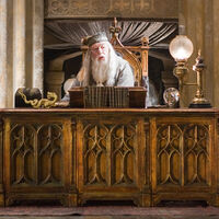 Aunque Dumbledore sepa mucho de magia y hechicería, su biblioteca en las películas de Harry Potter era una fachada repleta de números de teléfono 