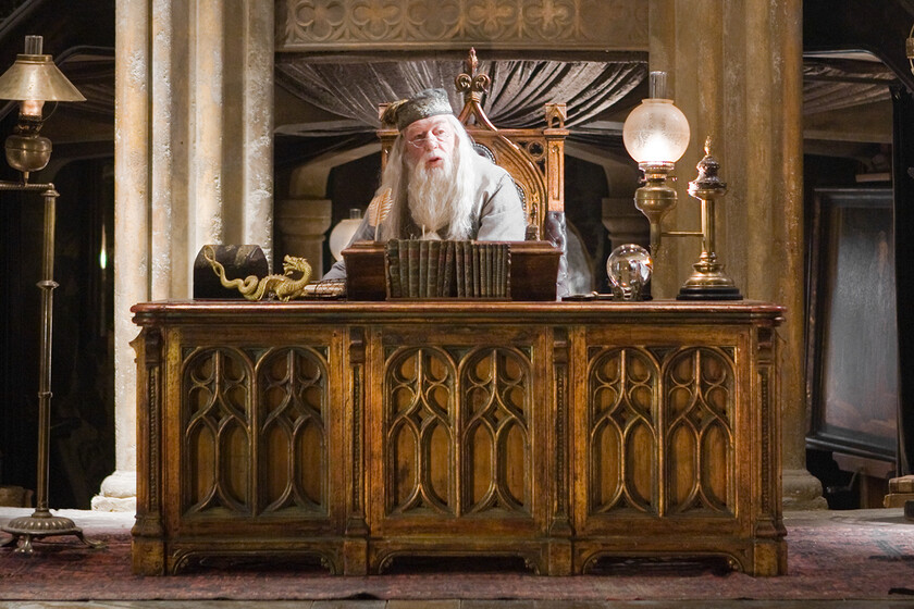 Aunque Dumbledore sepa mucho de magia y hechicería, su biblioteca en las películas de Harry Potter era una fachada repleta de números de teléfono