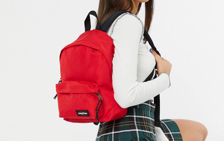 Las mochilas más prácticas para llevar a todas horas son de Eastpak y esta Orbit está rebajadísima en ASOS
