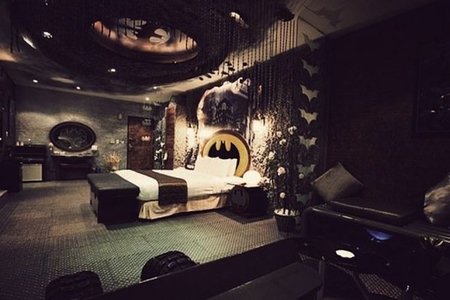Siéntete como Bruce Wayne en esta habitación de hotel decorada al estilo Batman