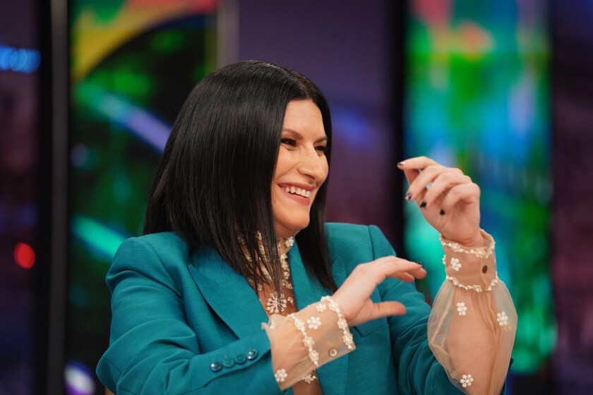 laura-pausini-steps-on-the-set-of-el-hormiguero-with-a-great-look-to