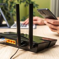 Se você liga para a operadora quando a internet fica lenta, está fazendo isso errado: o “recurso oculto” no seu roteador que resolve tudo em segundos