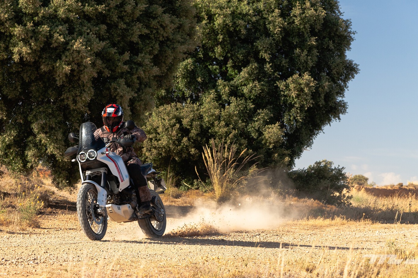Probamos la Ducati DesertX: una trail de aventura divertida, ambiciosa y con rollazo dakariano
