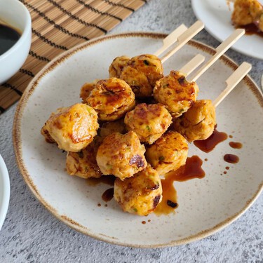 Tsukune, receta de las deliciosas albóndigas japonesas de pollo glaseadas
