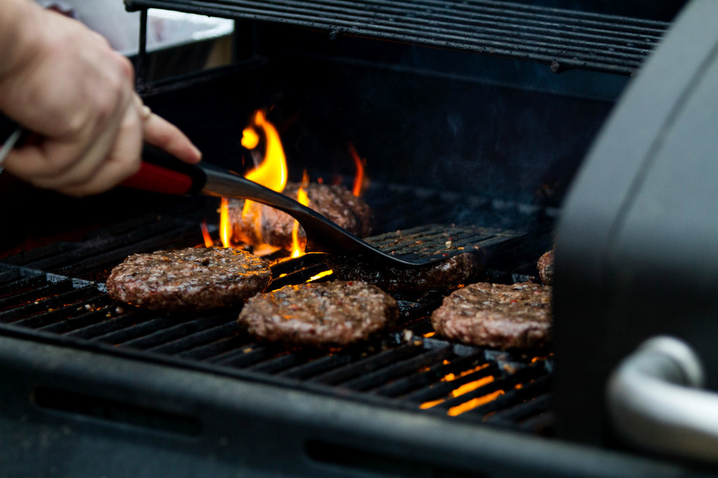 De carne, pescado y vegetarianas: siete recetas de hamburguesas y siete accesorios para triunfar con ellas