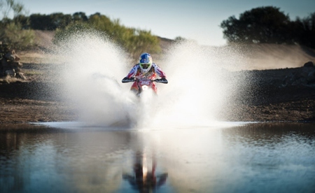 Espectacular aquaplaning de Iván Cervantes durante 40 metros
