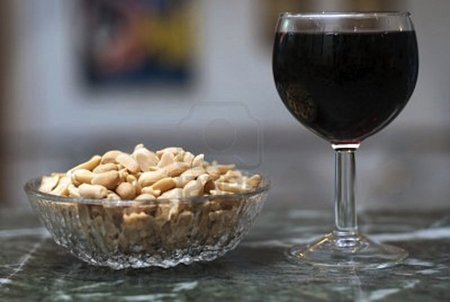 ¿Es saludable comerse los cacahuetes gratuitos de los bares?