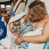 Una mamá enfermera realiza las primeras pruebas a su propio bebé después de nacer 
