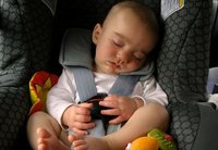 Viajar en coche con bebés: elegir un asiento infantil