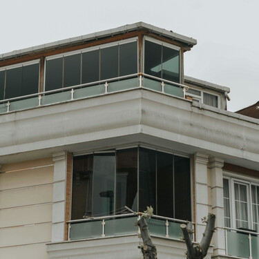 La justicia lo tiene claro: si has cerrado la terraza sin permiso de la comunidad deberás pagar de tu bolsillo el desmontaje