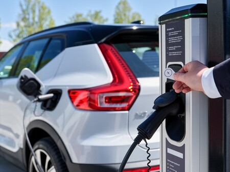 Inglaterra exigirá que todas las casas y oficinas nuevas incluyan cargadores inteligentes para coches eléctricos