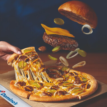 Domino’s Pizza lanza una pizza de hamburguesa: “la burger más plana del mundo” 