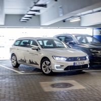 Del Up! al Touareg. Volkswagen promete estacionamiento autónomo en todos sus autos para 2020