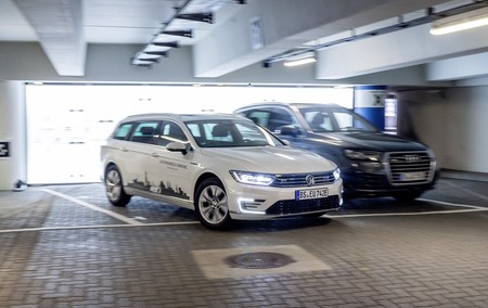 Del Up! al Touareg. Volkswagen promete estacionamiento autónomo en todos sus autos para 2020