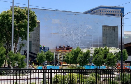 Todo casi a punto: El centro de convenciones McEnery prepara la decoración de la WWDC19