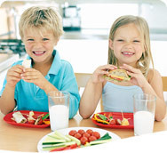 Los niños comen más cuando están en grupo