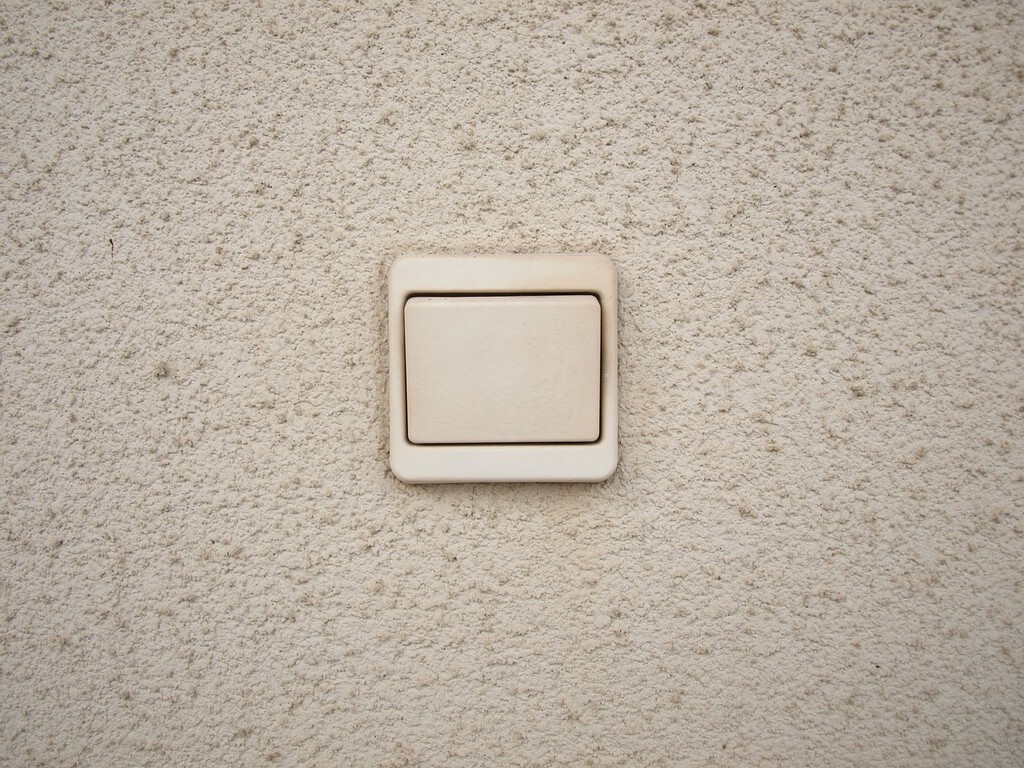 Cómo blanquear los plásticos viejos y amarillentos con este producto que está en todas las casas