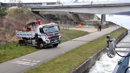 Quedarte atrancado con el camión y que te saque un barco enorme no se ve todos los días