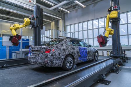Esta es la primera imagen oficial del próximo BMW Serie 5 y te contamos por qué nos lo enseñan