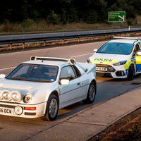 Recreando una imagen icónica de la policía británica con un Ford Focus RS y un Ford RS200