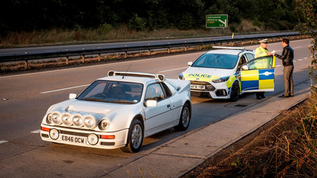 Recreando una imagen icónica de la policía británica con un Ford Focus RS y un Ford RS200
