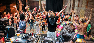 Sal de fiesta antes de ir a trabajar, en Londres puedes con Morning Glory 