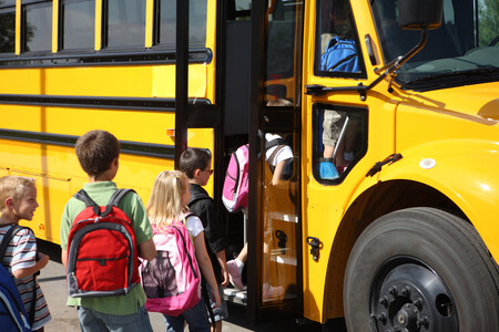 La COVID amenaza el uso del autobús escolar, el medio de transporte más seguro para que los niños vayan al colegio