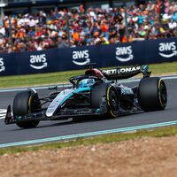 George Russell lidera un triplete británico en Silverstone y Sergio Pérez hace méritos para que le bajen del Red Bull 