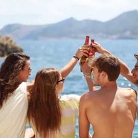 Este verano puedes vistar con tus amigos la fábrica de Estrella Damm y terminar el día en una playa perfecta con cerveza incluida 