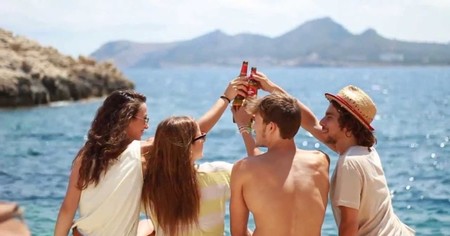 Este verano puedes vistar con tus amigos la fábrica de Estrella Damm y terminar el día en una playa perfecta con cerveza incluida