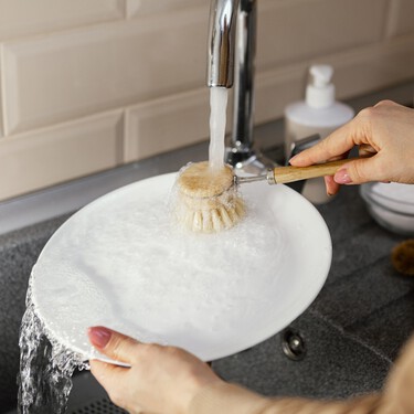 Si estás buscando un escurreplatos compacto para cocinas pequeñas, Ikea ha lanzado el modelo que necesitas: es práctico y barato