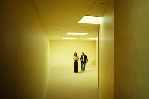 'Backrooms' no es un fenómeno viral más. La película de terror del año deslumbra retorciendo el género entre atmósferas asfixiantes e incógnitas sin resolver