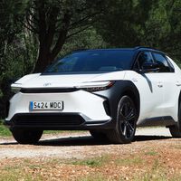 Saciamos nuestra curiosidad a los mandos del Toyota bZ4X:  un tipo atrevido que, sin levantar la voz, derrocha personalidad 
