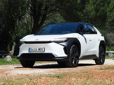 Saciamos nuestra curiosidad a los mandos del Toyota bZ4X:  un tipo atrevido que, sin levantar la voz, derrocha personalidad 