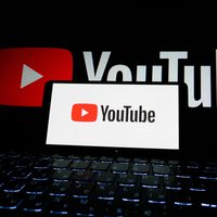 YouTube cree tener una solución con IA para frenar los deepfakes, pero por ahora solo unos pocos podrán usarla 