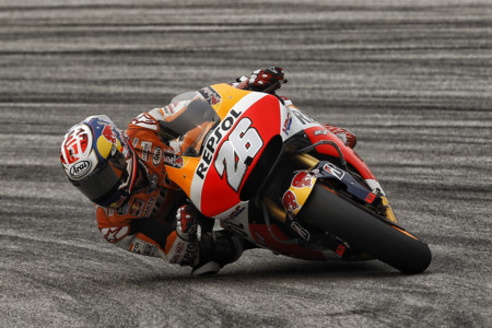El bochorno en Sepang lo pone Valentino Rossi en una gran victoria de Dani Pedrosa