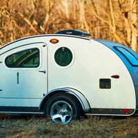 El mundo camper no es solo para coches grandes. Con uno pequeño puedes tirar de esta caravana para una persona (o dos que se quieran mucho) por 20.000 euros	
