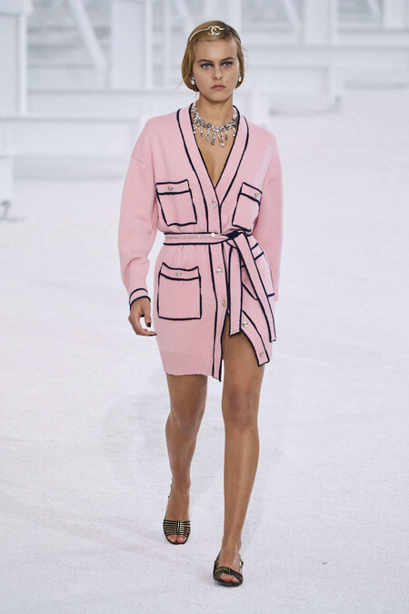 Cazamos un clon del cárdigan rosa pastel de la colección primavera-verano 2021 de Chanel en el catálogo de Asos