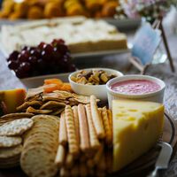 Algo extraño está pasando en España: cada vez comemos más a través de snacks y picoteos puntuales