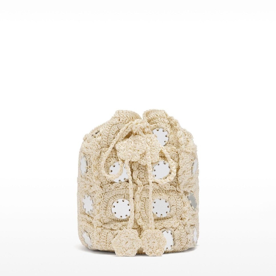 Parfois
Bolso de fiesta convertible a bandolera estilo bombonera de malla con detalle de espejos

