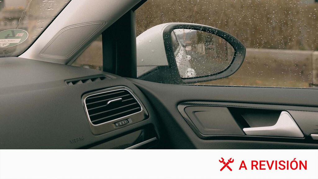 Tu coche tiene un truco oculto en el retrovisor para que no arañes las llantas al aparcar. Lo he probado y funciona