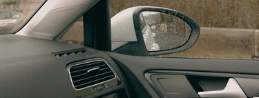 Tu coche tiene un truco oculto en el retrovisor para que no arañes las llantas al aparcar. Lo he probado y funciona 